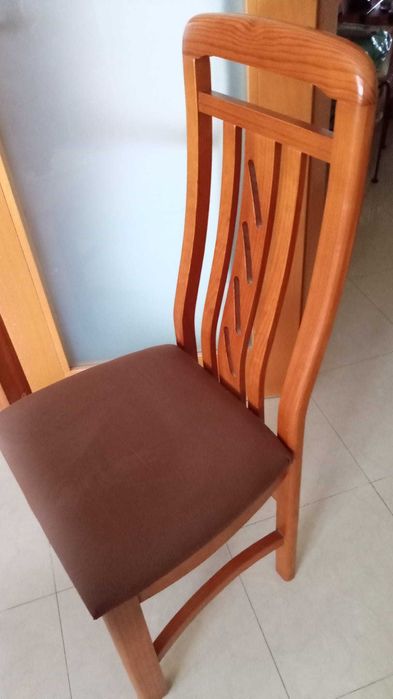 Mesa de madeira extensivel com cadeiras incluídas