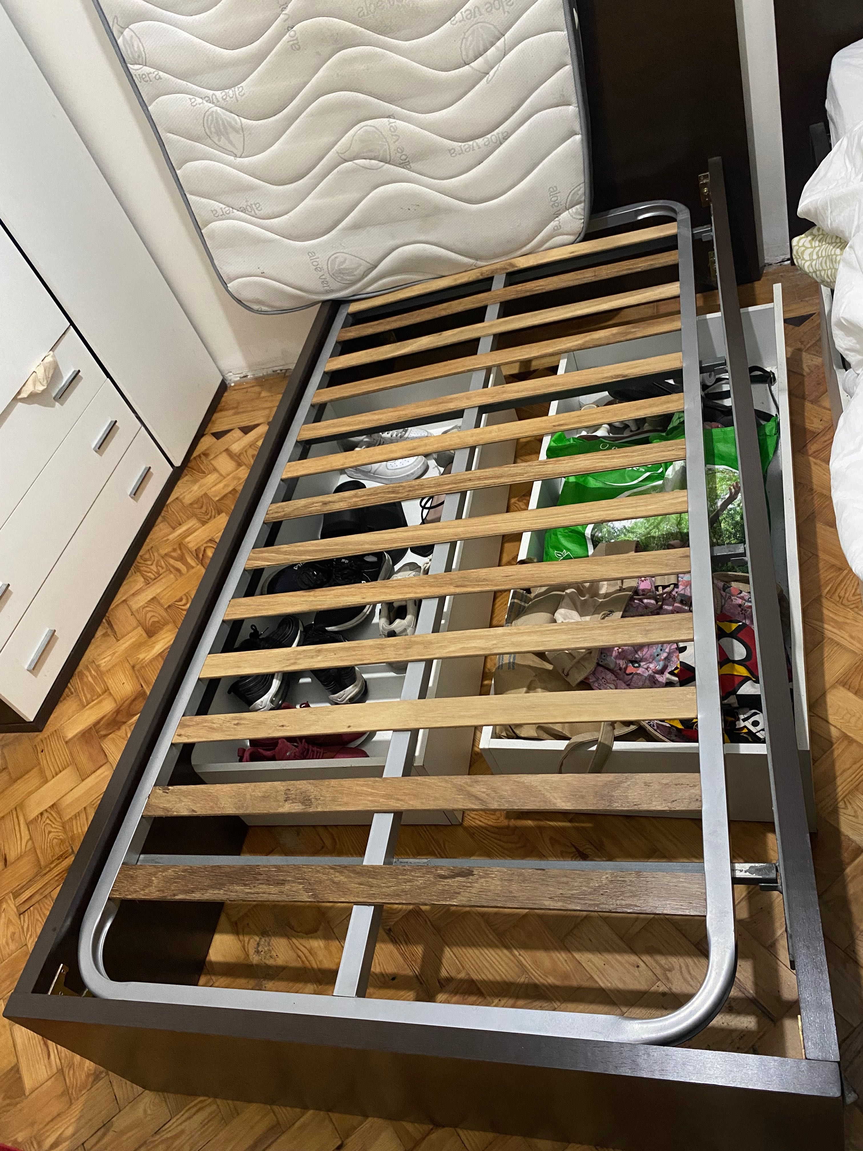 Cama de solteiro e guarda-roupa