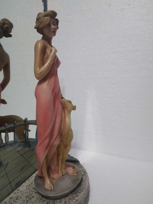 Estátua A Deusa e a Gazela com Espelho