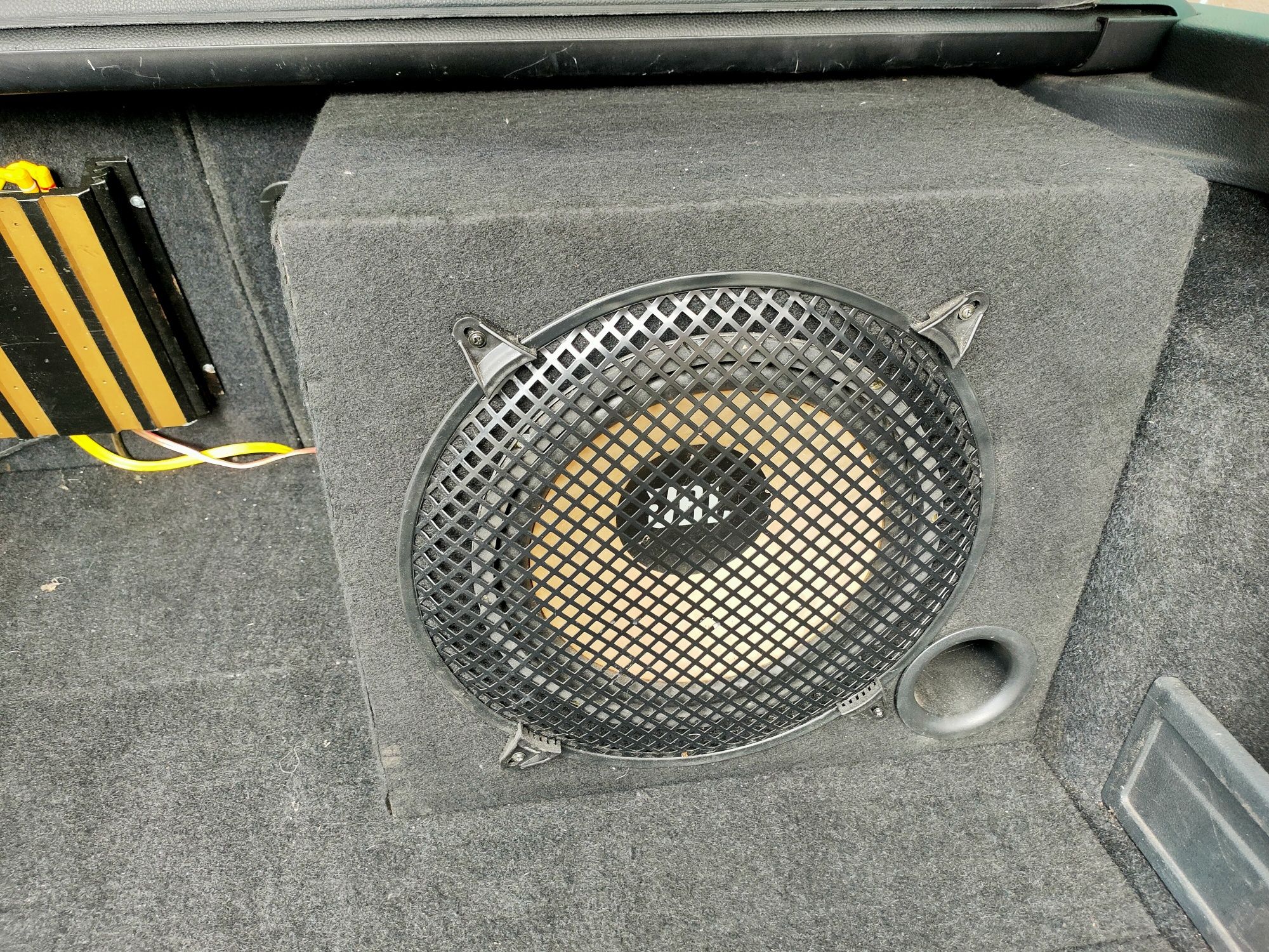 Subwoofer JBL + wzmacniacz Lanzar Vibe 231