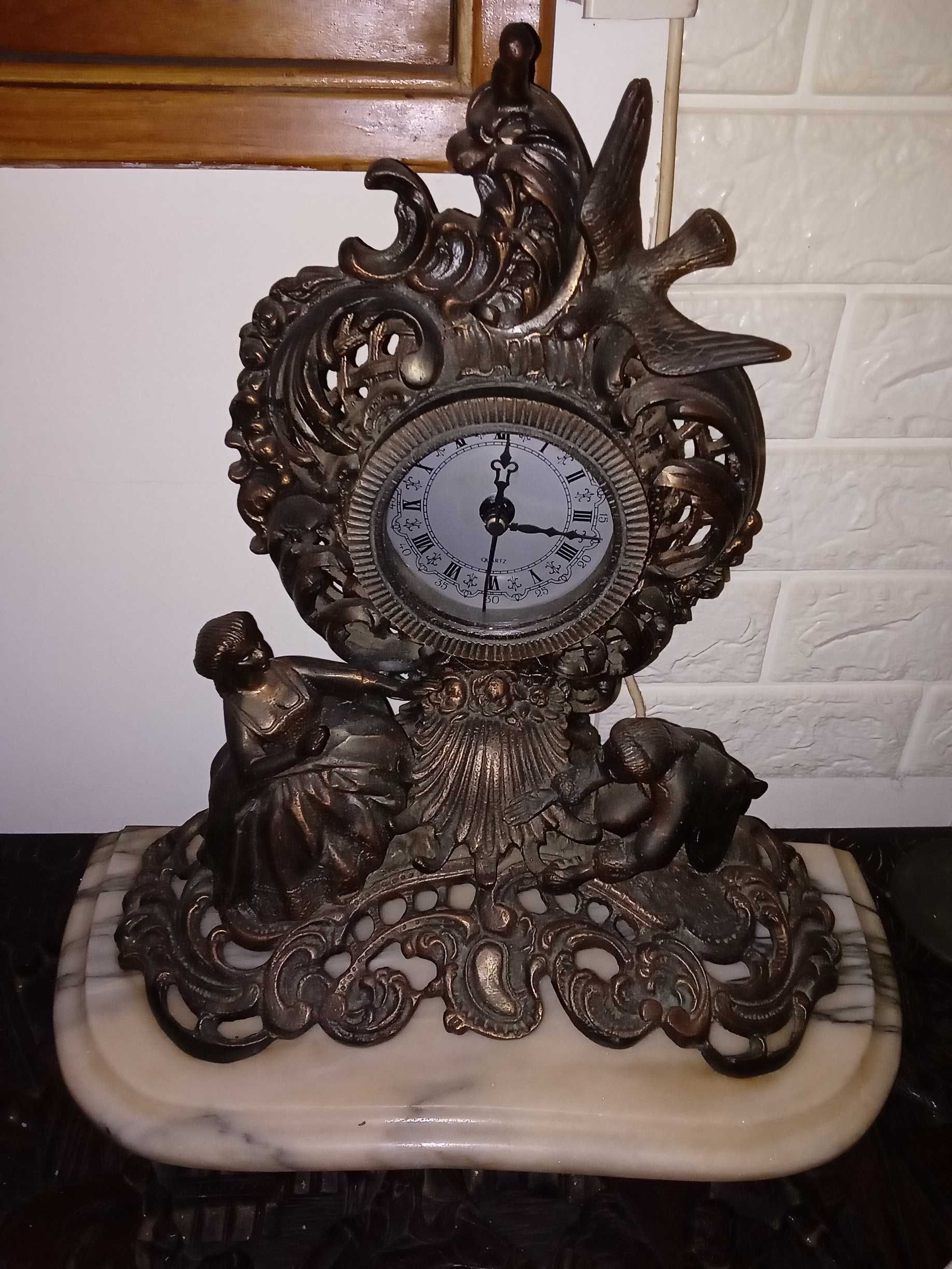 Relógio de bronze com pedra mármore antigo