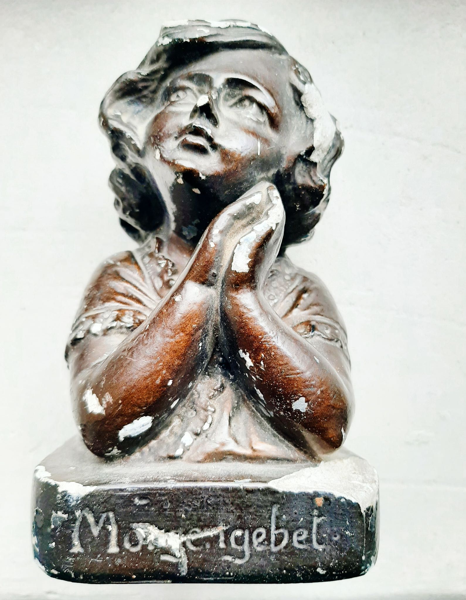Stara zabytkowa figurka z gipsu dziecko modlące się