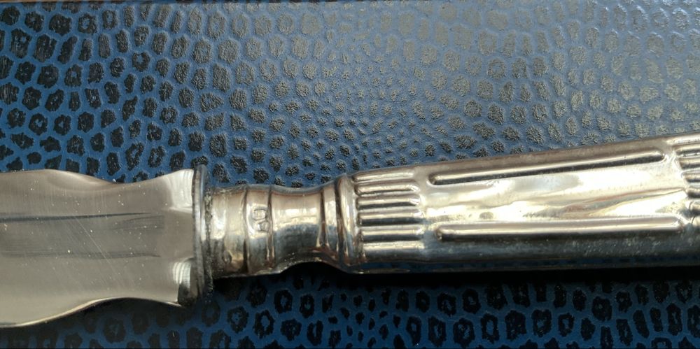 Abre cartas em prata de lei, com estojo azul.