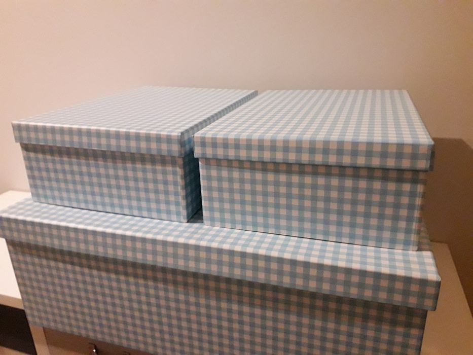 Caixas novas com padrão xadrez azul claro