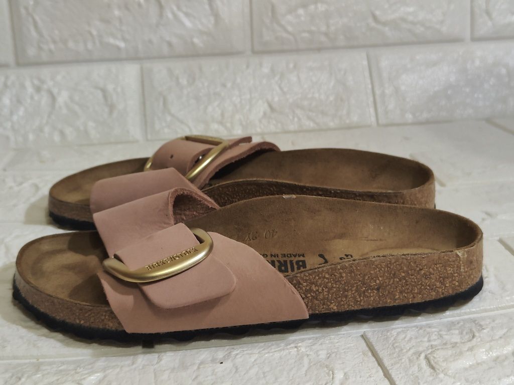 Шльопанці з колекції Birkenstock виготовлені з нубукової шкіри.