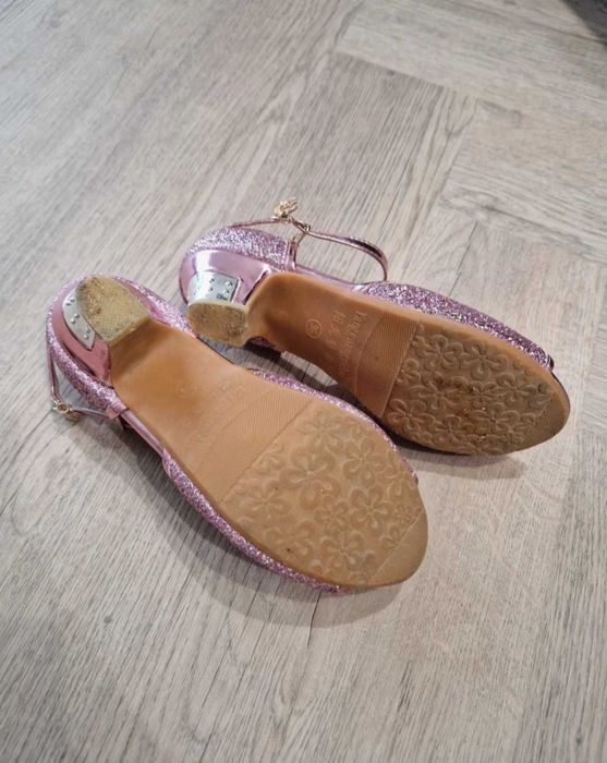 Pantofelki księżniczki obcasik