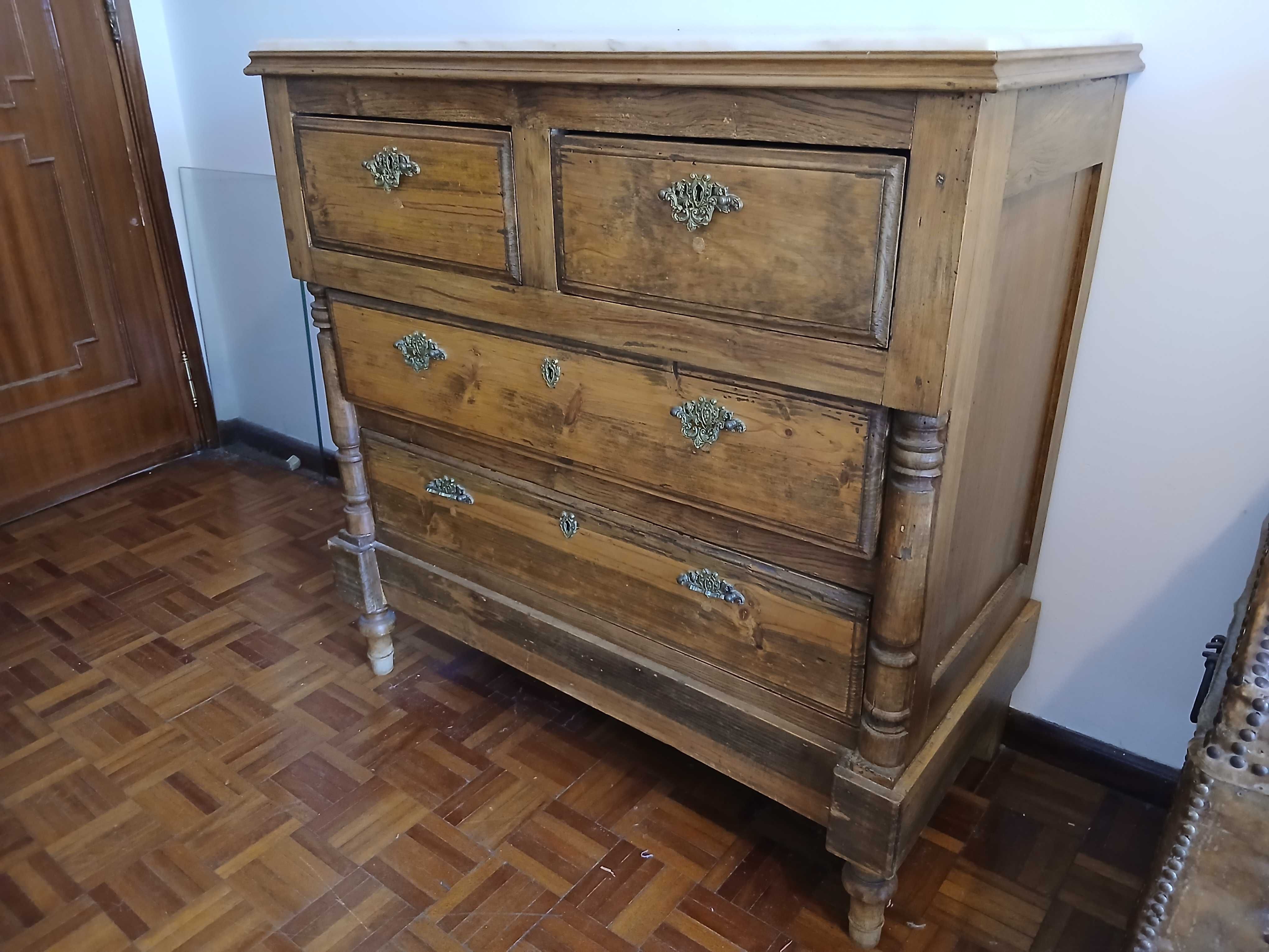 Cómoda antiga com tampo em mármore