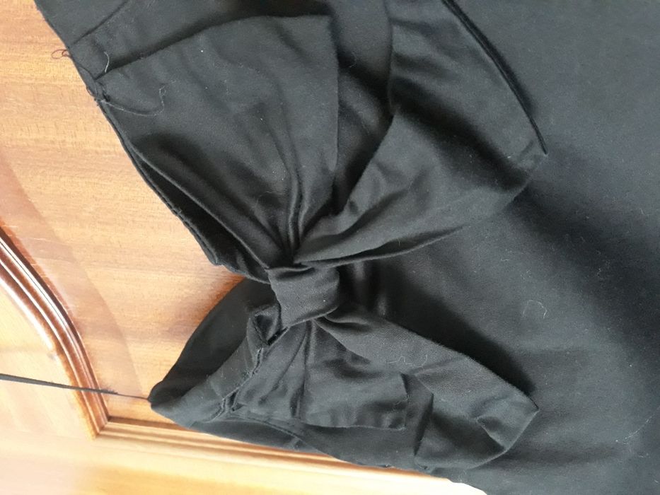 Saia preta com laço