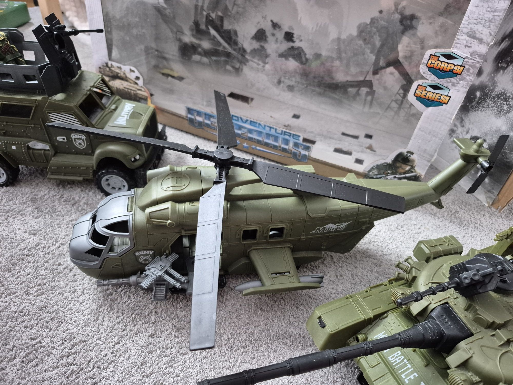 Zestaw militarny duży: pojazd, helikopter, czołg