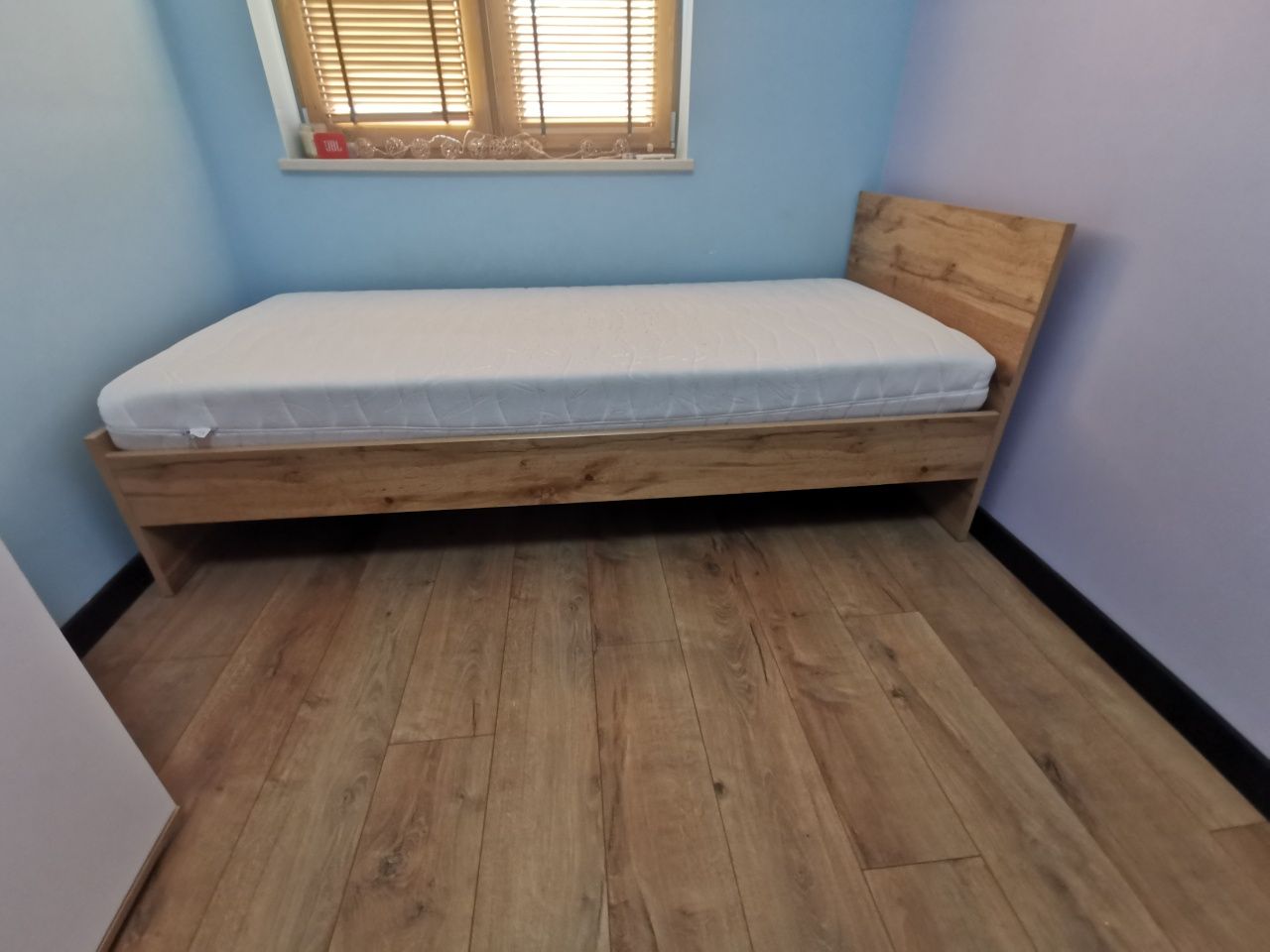 Łóżko że stelażem i materacem, łoże, kanapa, sofa