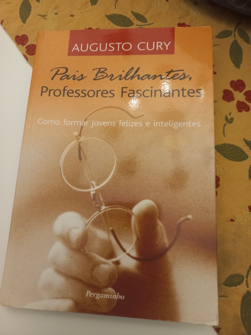 Bons livros,  boas leituras, sofa ou jardim, leituras inteligentes lar