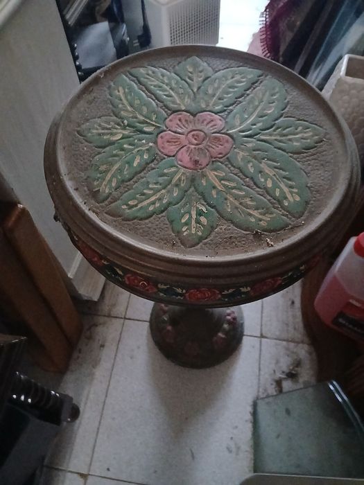 Mesinha redonda em latao antiga mede 60 altura x 30 diametro com 3 pec