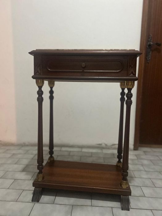 Mesa de apoio antiga em madeira com tampo em mármore