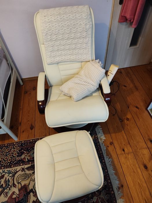 Kremowy fotel do masażu z podnóżkiem