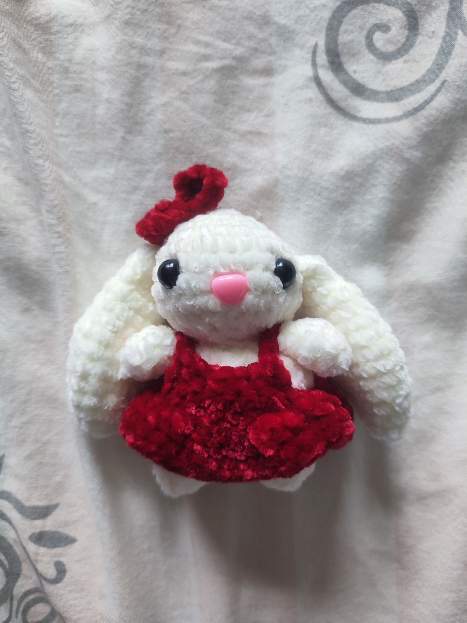 Maskotka króliczek w sukience amigurumi