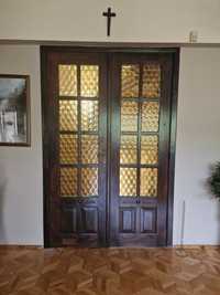 Podwójne drewniane drzwi z futryna i klamką