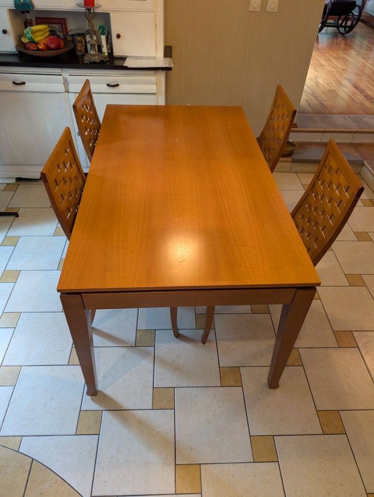 Stół plus 6 krzeseł do jadalni.