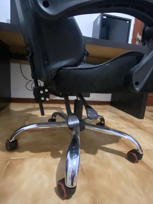 Cadeira Gamer preta e vermelha