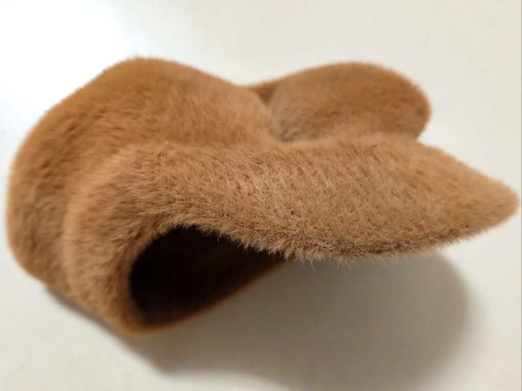 Boina felpuda com pala para Mulher marca Vilanova (tamanho único)