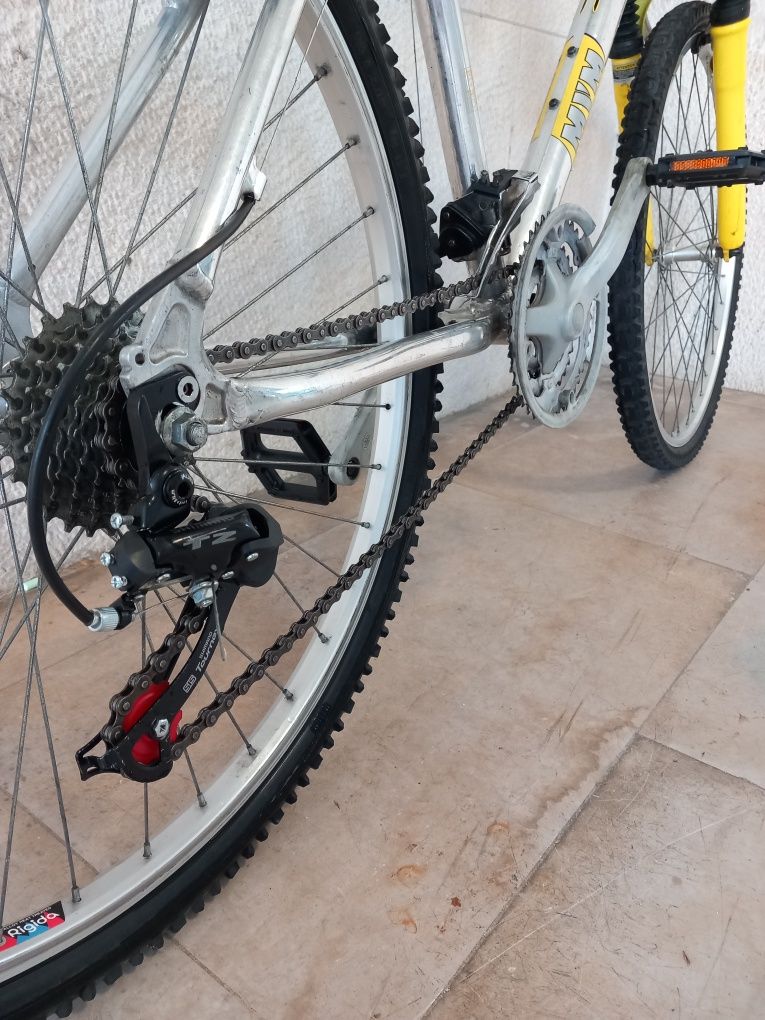 Bicicleta suspensão cross-country