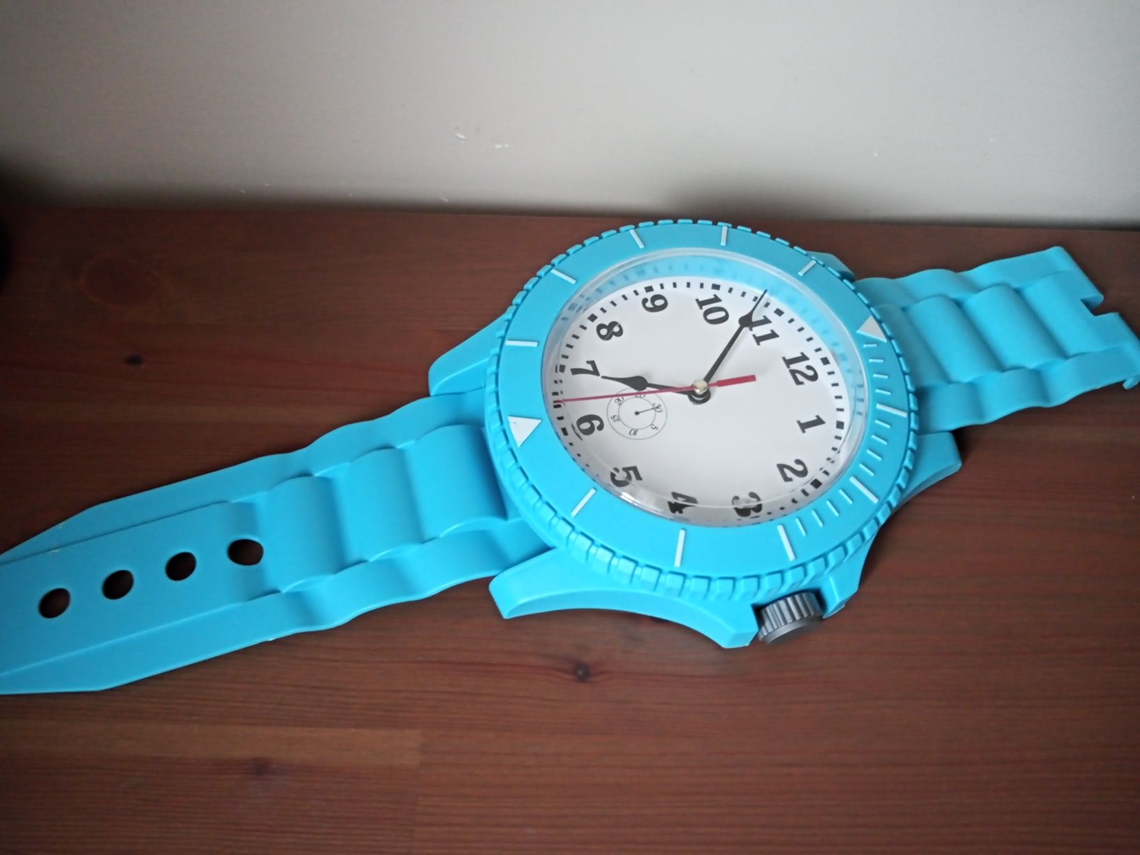 Zegar ścienny na pasku niebieski do pokoju dziecięcego plastikowy