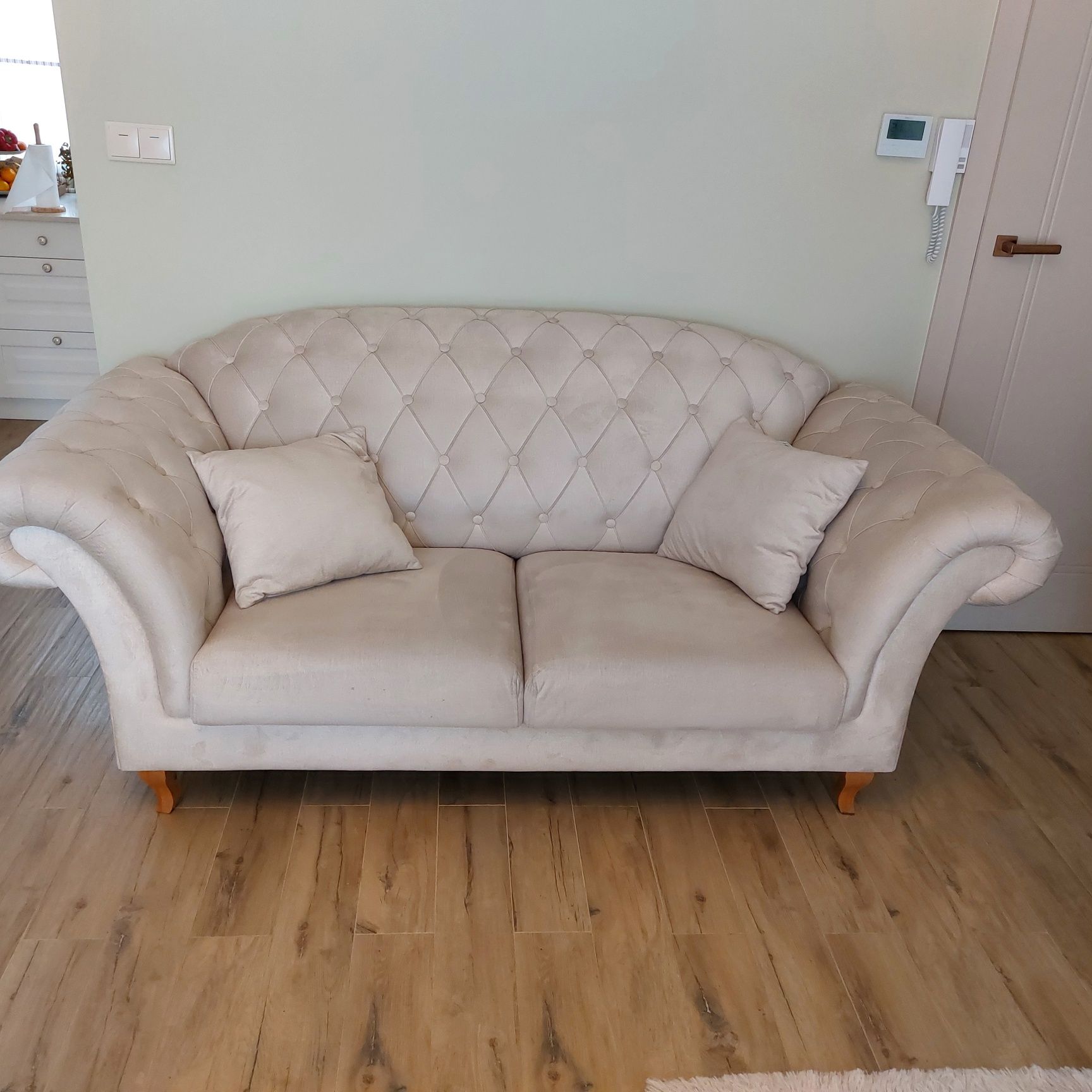 Sofa ecru Chesterfield do salonu