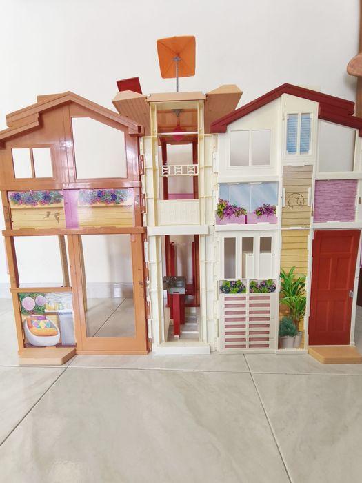 Casa da Barbie com bonecas e acessórios