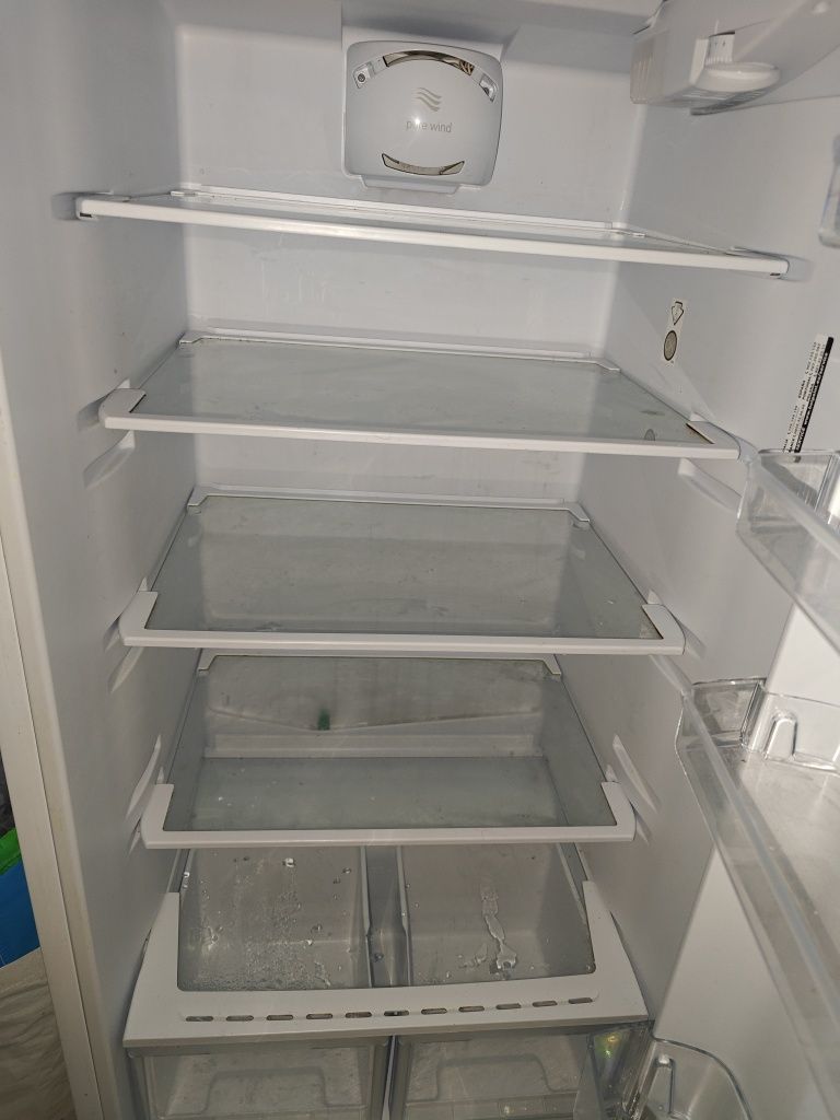 Frigorífico com congelador
