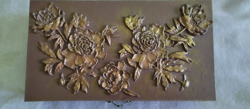 Kwiaty -prezent -drewniana skrzyneczka