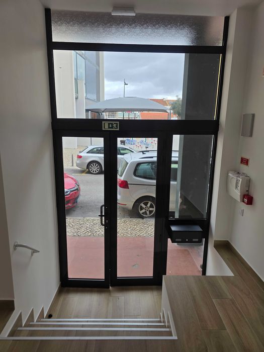 Arrenda-se espaço comercial/ escritórios - Barreiro