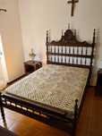 Quarto completo - cama, guarda vestidos, mesas de cabeceira, cómodas