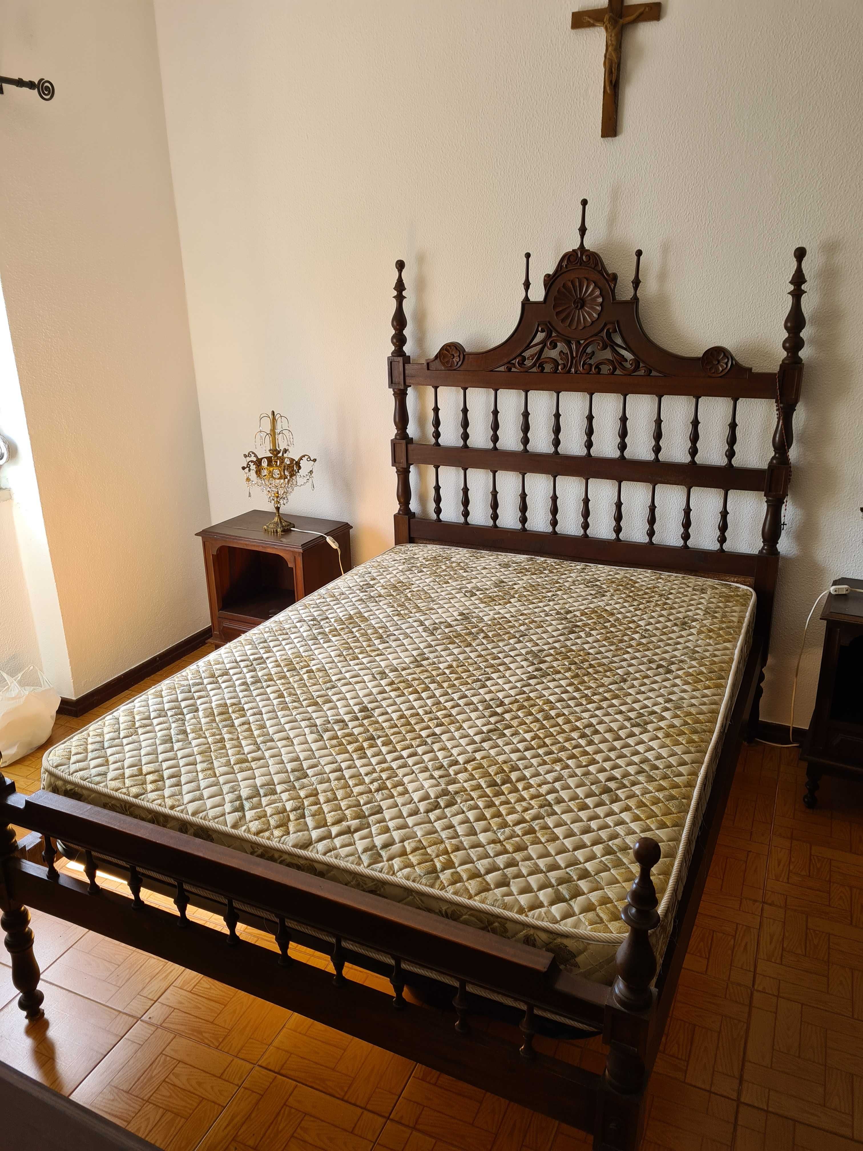 Quarto completo - cama, guarda vestidos, mesas de cabeceira, cómodas