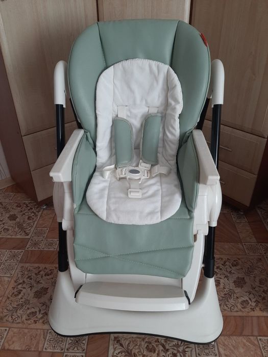 Дитячий столик для годування.