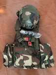 Colete e capacete de airsoft