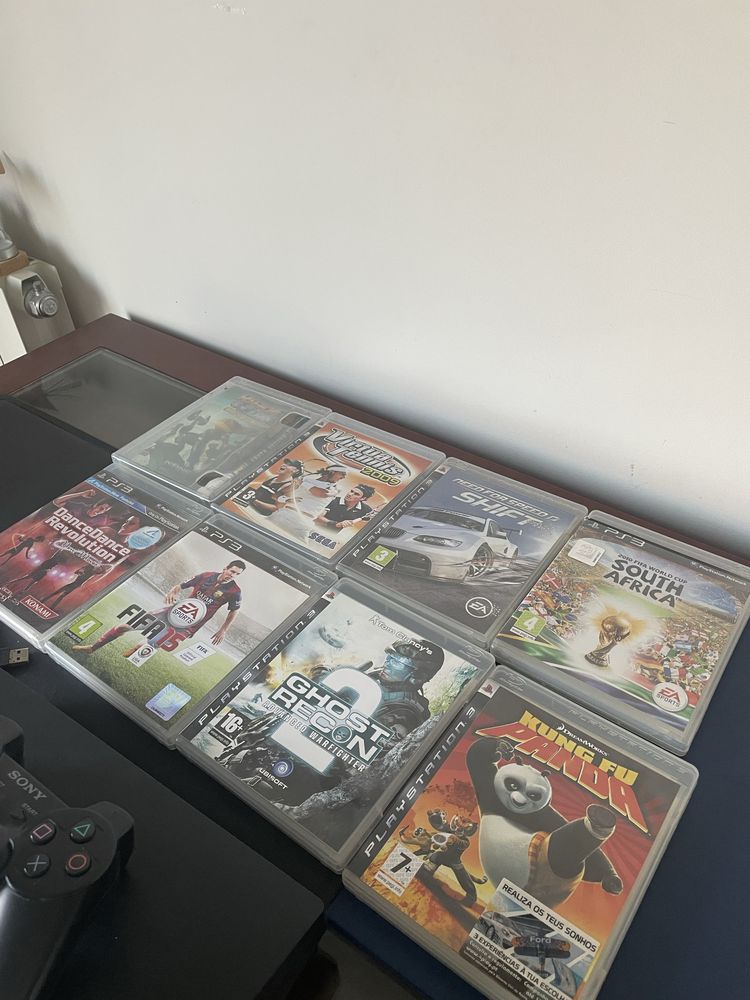 Ps3 com 6 jogos.