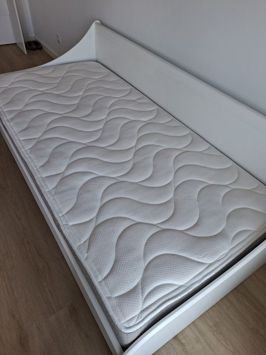 Cama branca de 90cm por 1.90m com colchão moloflex incluído
