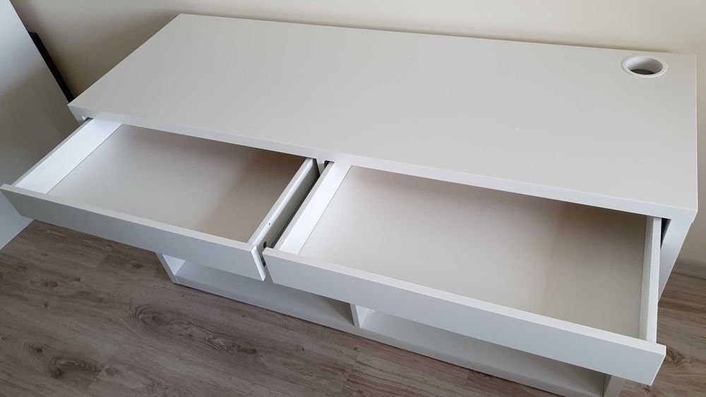 Sprzedam białą szafkę RTV i audio.