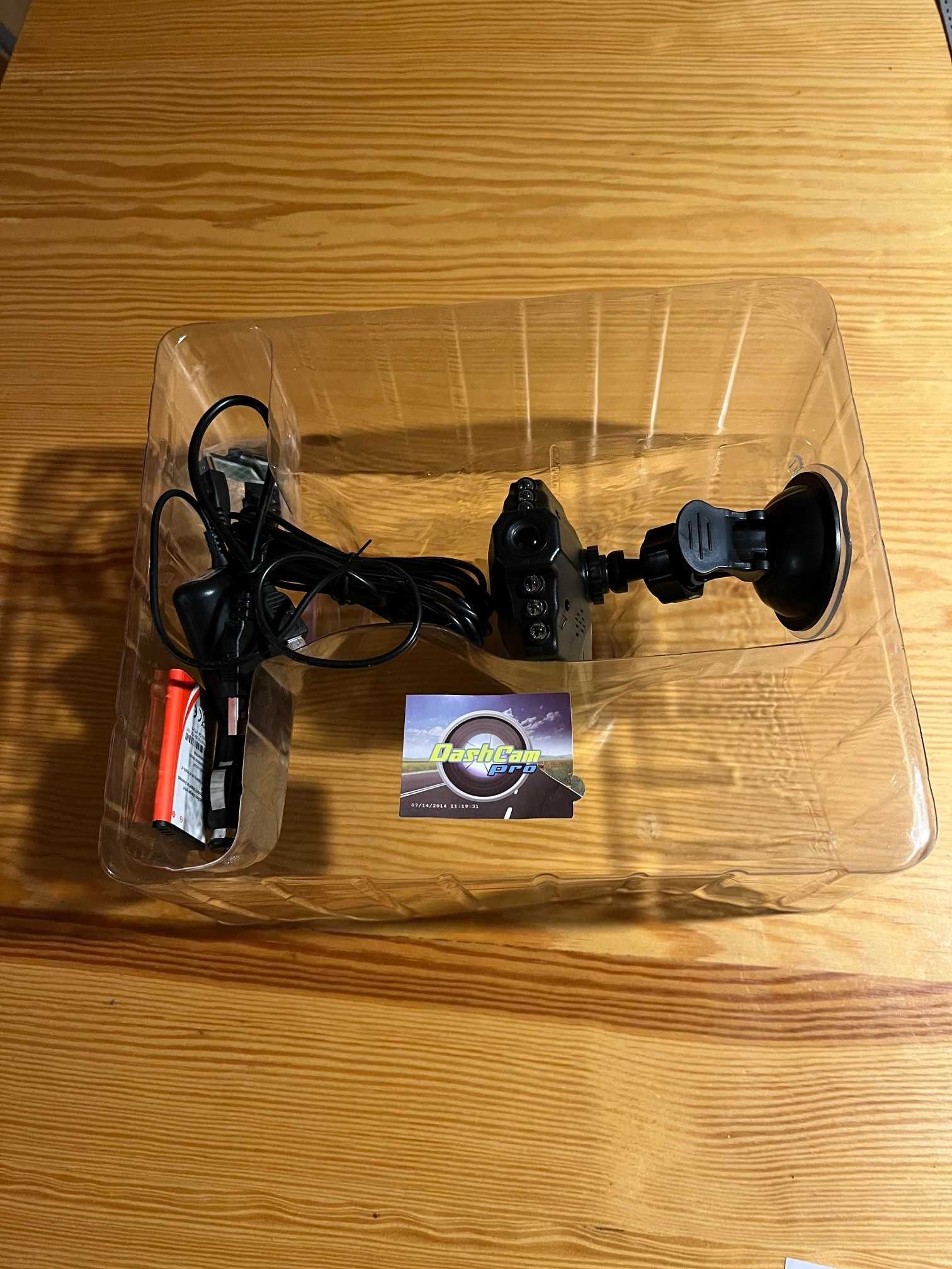 Sprzedam rejestrator samochodowy z ekranem marki DashCam Pro+
