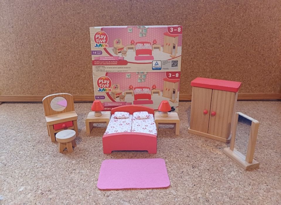 Mobília madeira casa de bonecas. 12€ cada conjunto.