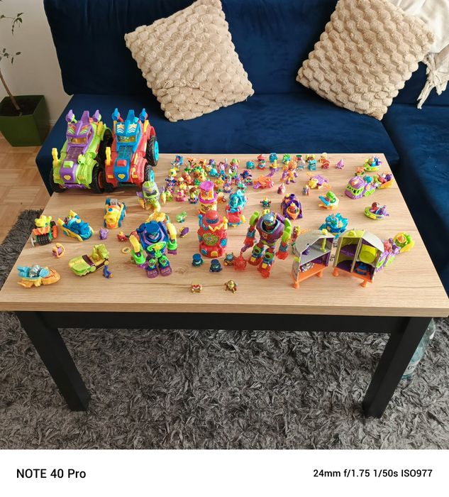 Sprzedam dwa duże zestawy Super Zings oraz T-racers