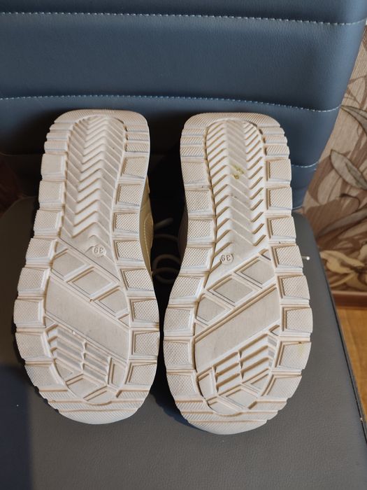 Продам кожані кросівки жіночі