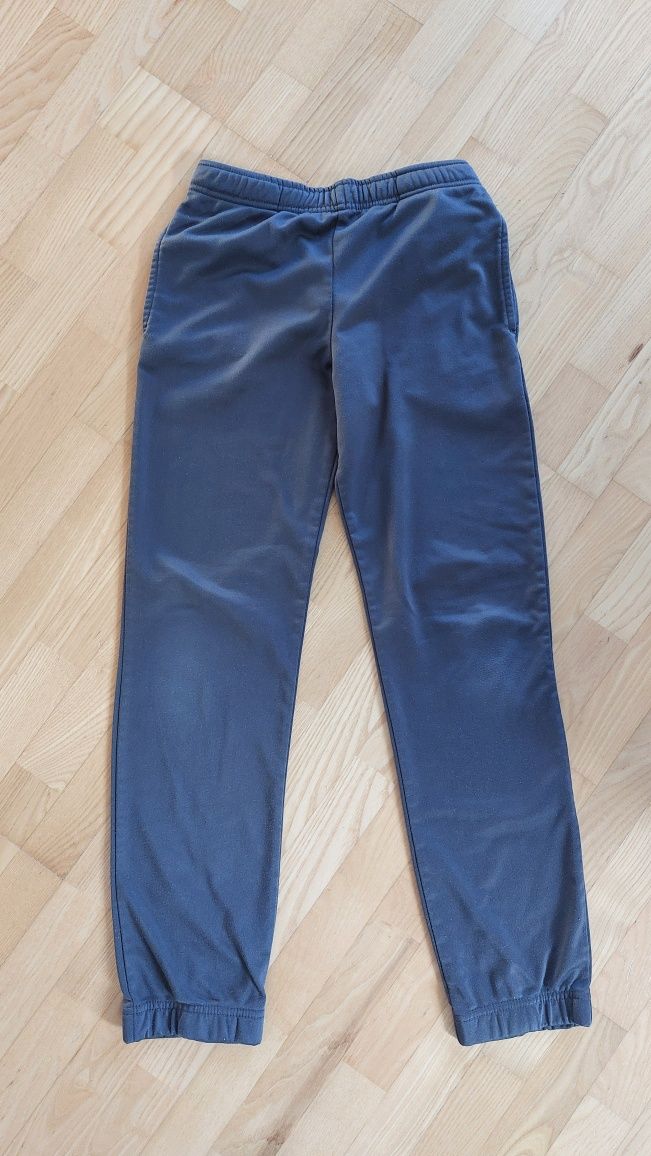Szare spodnie dresowe r.134