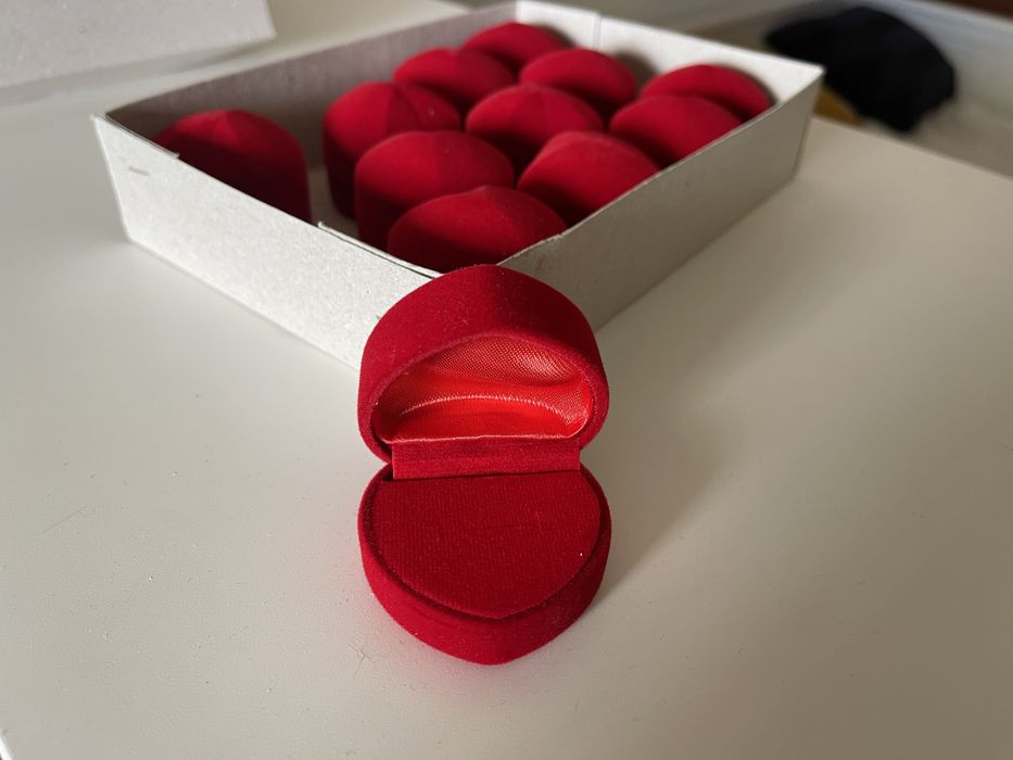 Caixa para anel etc. em formato coração vermelho