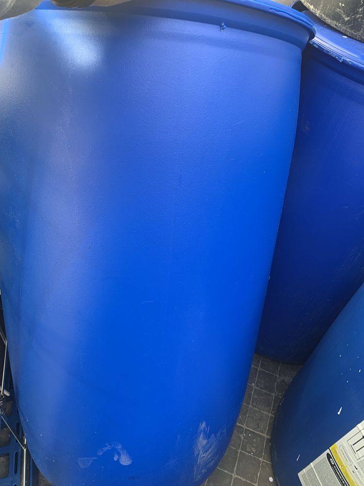 Bidons 220kg para armazenamento. Estao tapados no topo