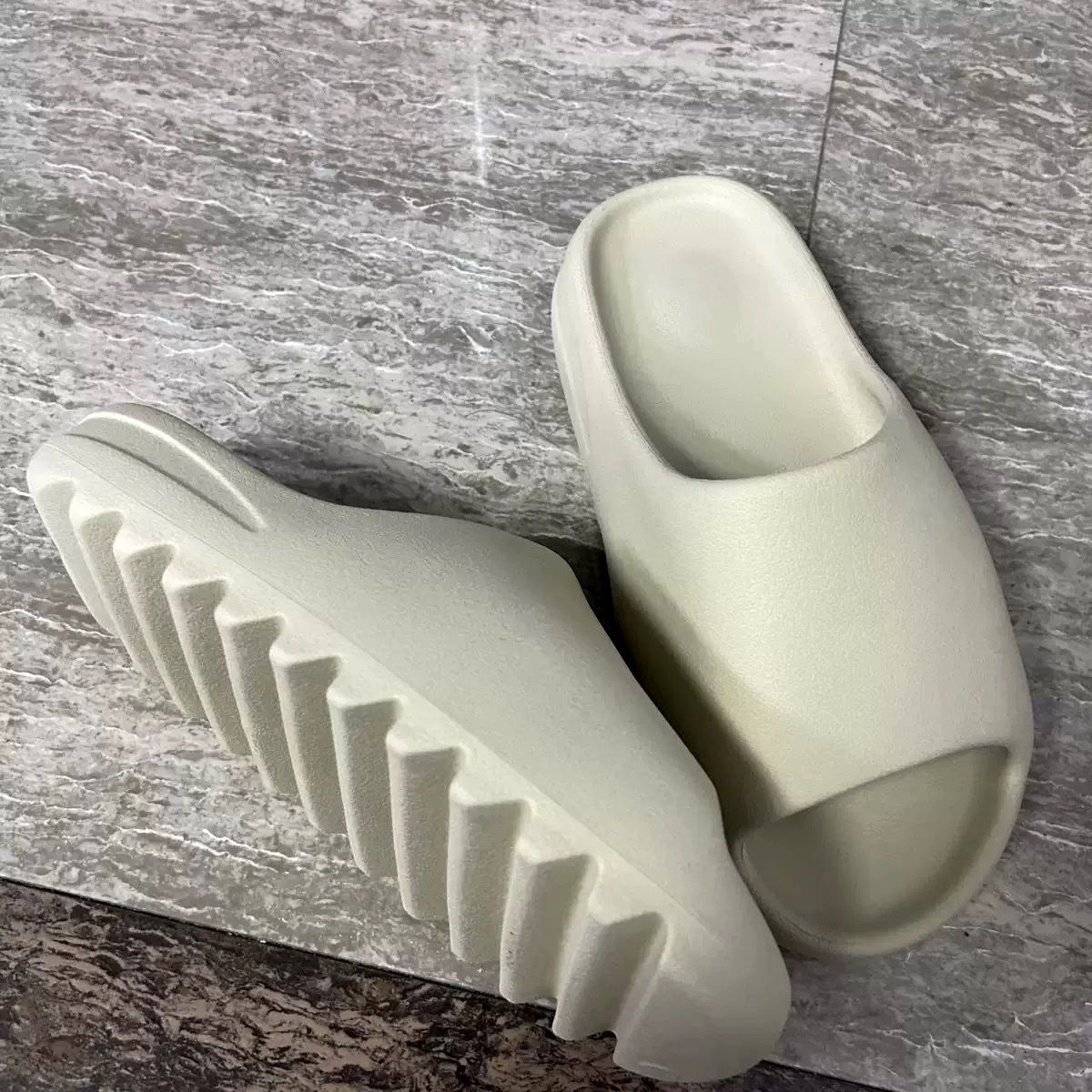 Тапки сланці жіночі adidas yeezy slide bone бежеві