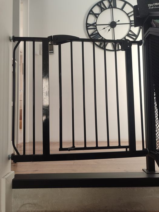 Barierka zabezpieczająca bramka rozporowa ochronna na schody i drzwi