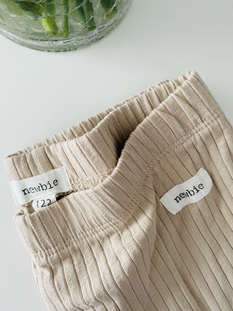 Nowe beżowe legginsy w prążki Newbie getry beż
