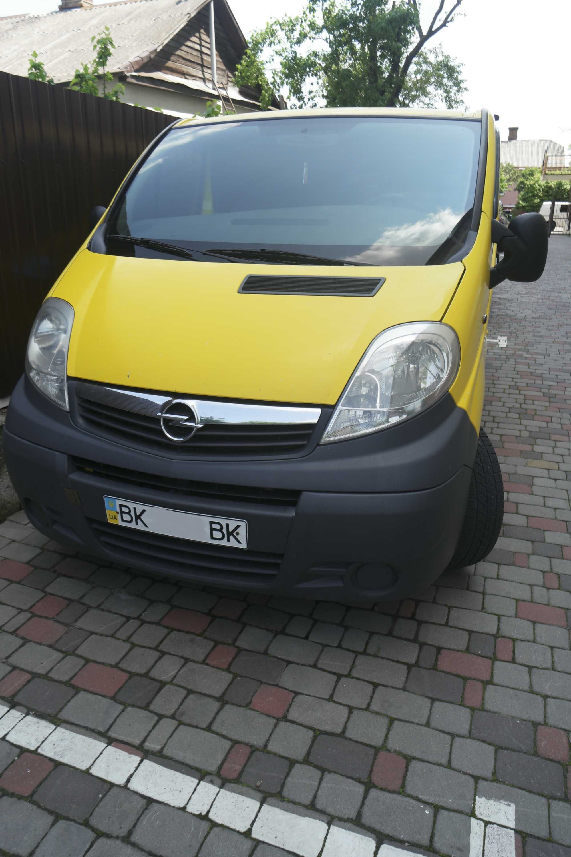 Мінівен Opel Vivaro 2.0 пасажирський 8+1  2007р.