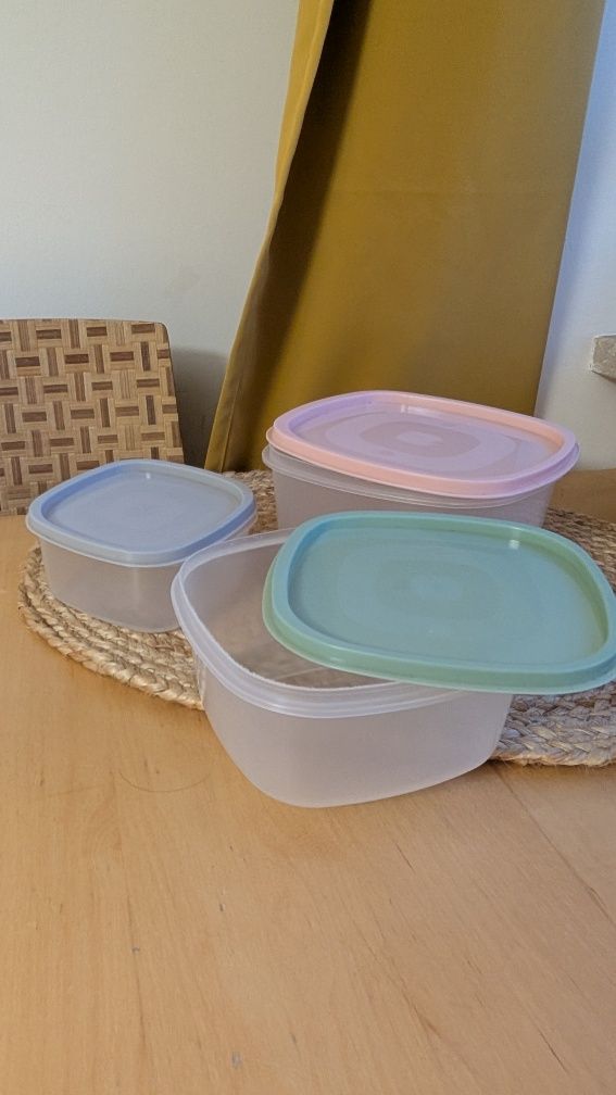 Zestaw przyborów kuchennych - patelnia, talerz, otwieracze, pojemniki