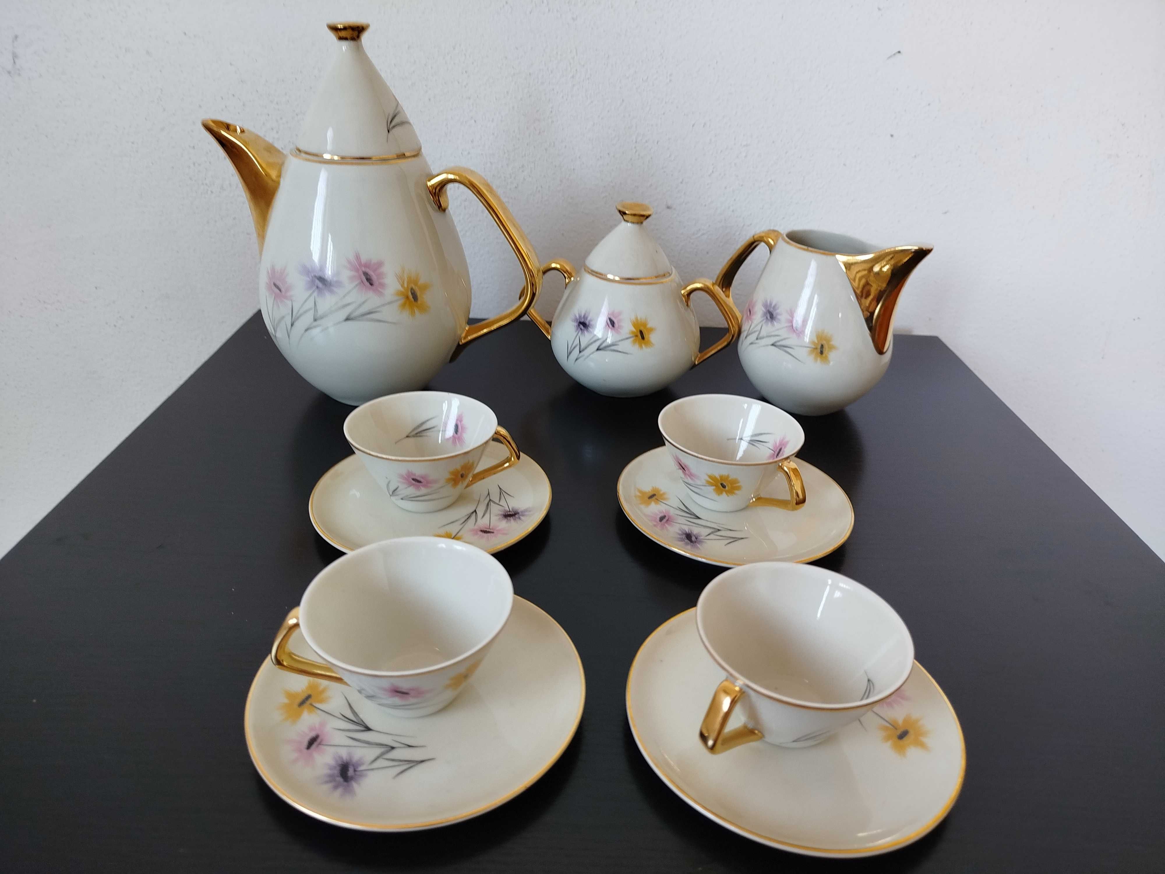 Conjunto de café em bom estado